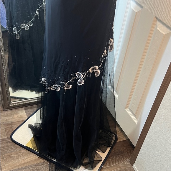 Chic Black Maxi Dress with Floral Details - Picture 2 of 9